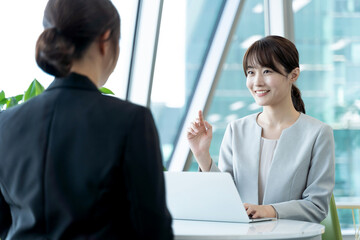 スーツ姿で登録面談をしている女性のイメージ