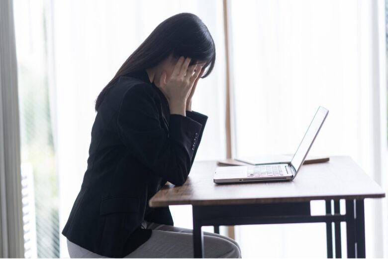 悩んでいる女性のイメージ