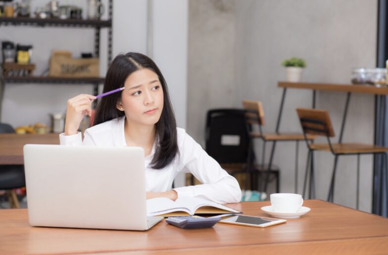 自分自身を振り返る女性のイメージ